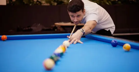 how to hold a pool stick