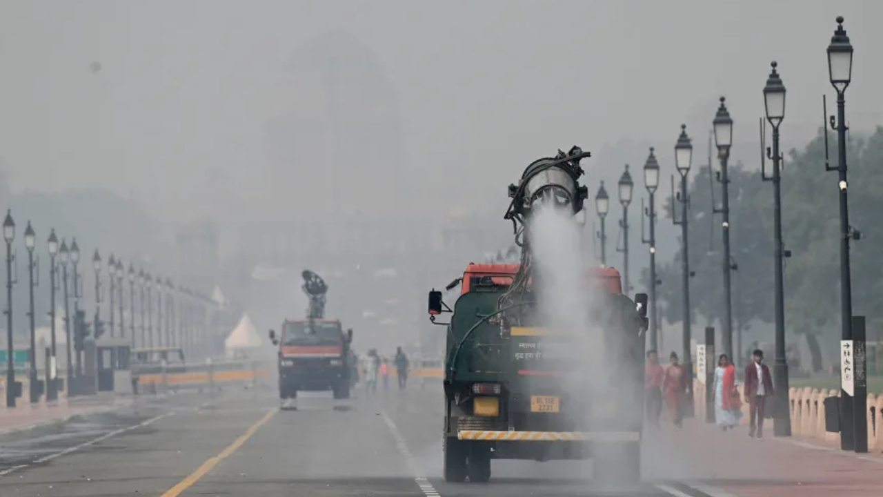 New Delhi Chokes Under Toxic Smog After Diwali as Air Quality Hits Record-Breaking Levels