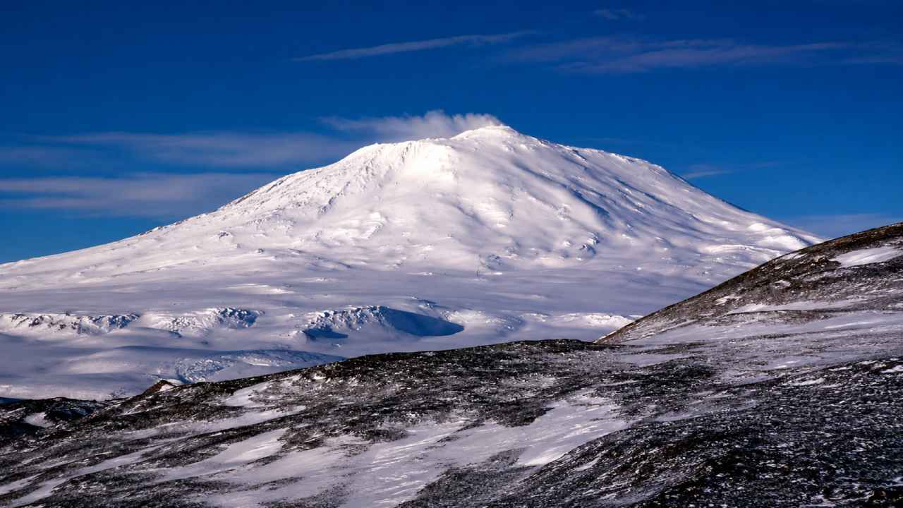 Mount Erebus Releases Tiny Gold Particles Every Day, Scientists Explain